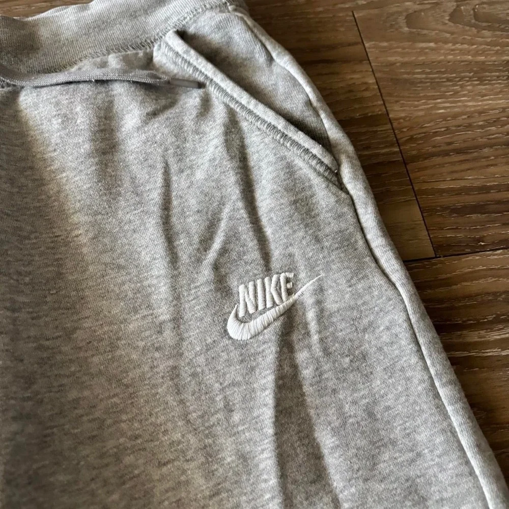 Vintage Y2K/2000s Light Grey Nike Streetwear Essential Sweatpants! Size M